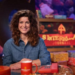 Merel zit in de studio en kijkt in de camera