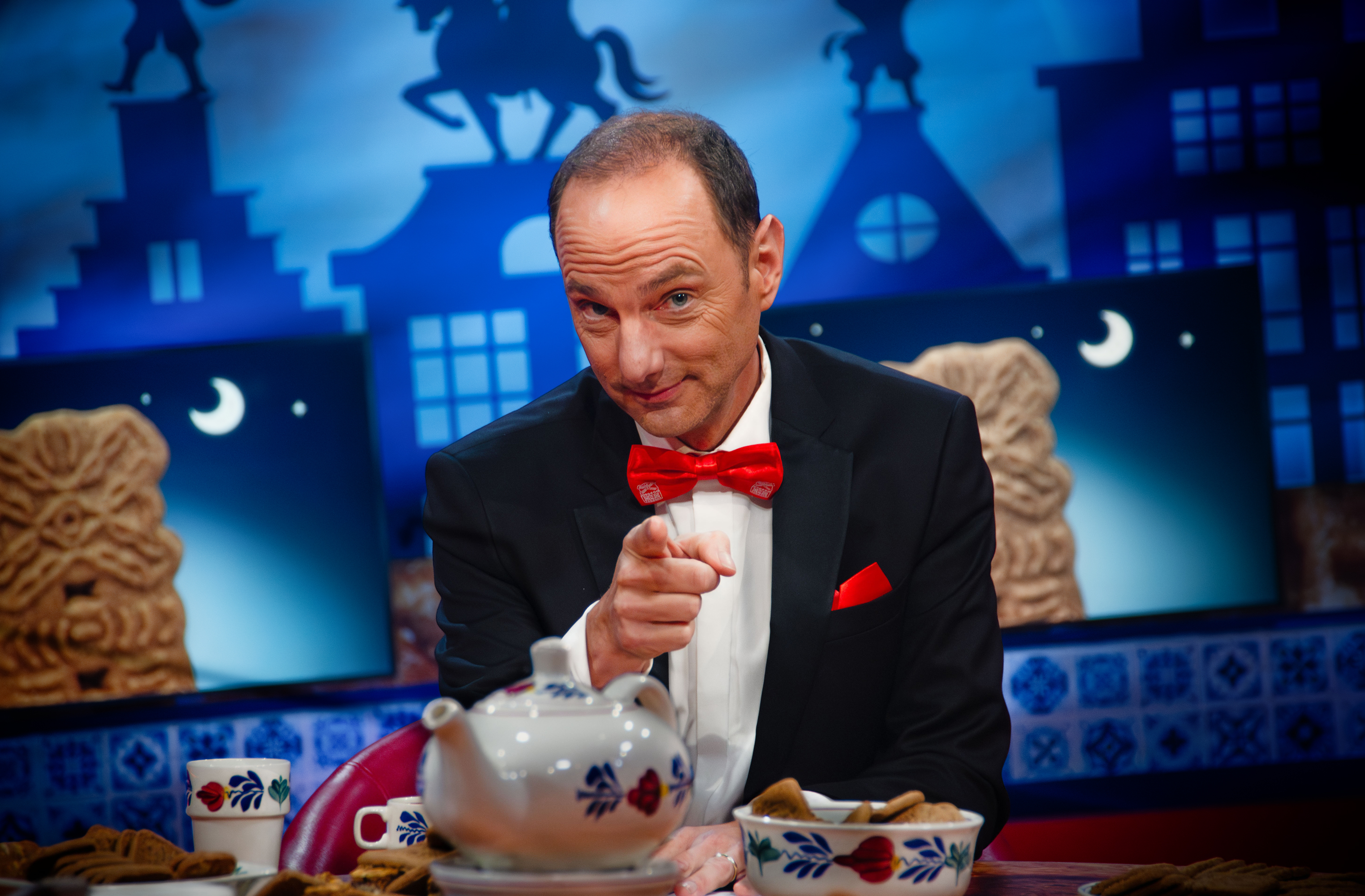 Een speculaaskoekje van een molen met grote letters SPECULASIES eroverheen