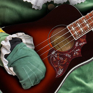 Een Piet speelt muziek met een gitaar.